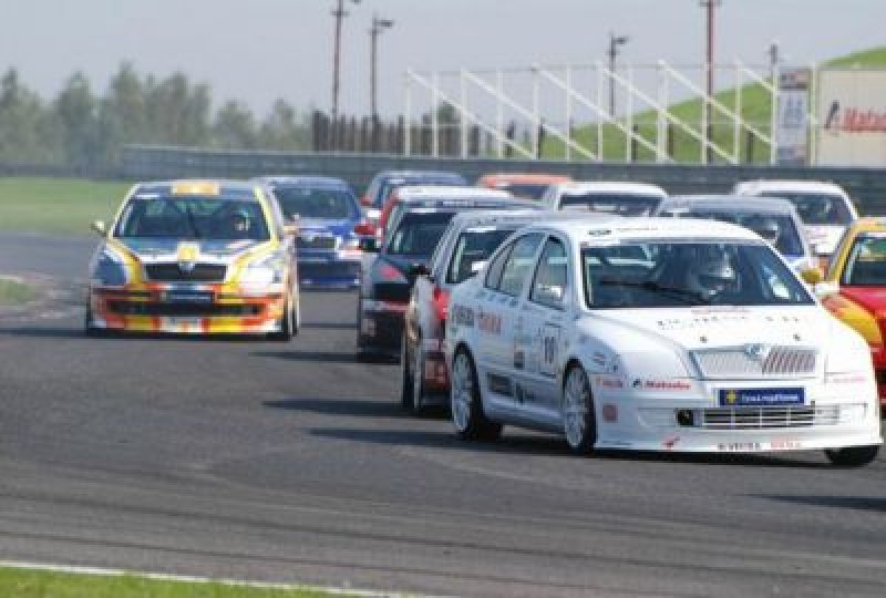 20070826-treti-zatacka-po-startu.jpg
