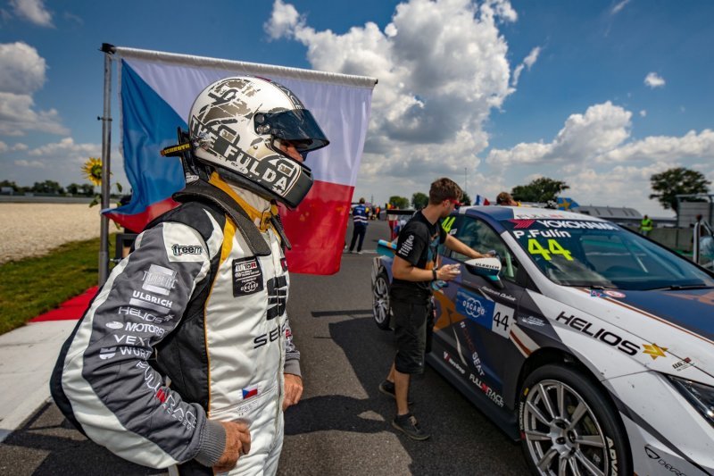 Petr Fulín po náročných sobotních jízdách v neděli na Slovakiaringu zazářil a po manévrech bere umístění v Top 5 FIA WTCR